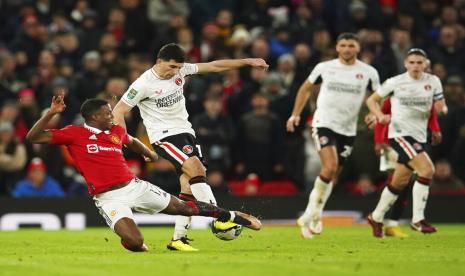  Pemain Manchester United Tyrell Malacia (kiri) dan pemain Carlton Albie Morgan berebut bola pada pertandingan sepak bola perempat final Piala Liga Inggris antara Manchester United dan Charlton Athletic di Old Trafford di Manchester, Inggris, Rabu (11/1/2023) dini hari WIB.