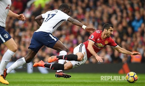 Pemain Manchster United Henrikh Mkhitaryan (kanan) ditempel ketat pemain Tottenham Hotspur Mousaa Sissoko (kiri) pada pertandingan Liga Primer Inggris di Old Trafford, Sabtu (28/10).