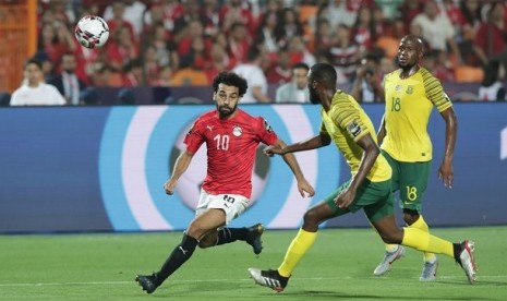 Pemain Mesir Mohamed Salah mencoba melewati pemain Afrika Selatan dalam pertandingan babak 16 besar Piala Afrika 2019, Ahad (7/7) dini hari.