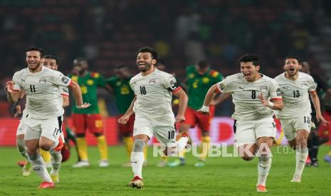  Pemain Mesir Mohamed Salah, tengah, dan rekan satu timnya merayakan selama pertandingan sepak bola semifinal Piala Afrika 2022 antara Kamerun dan Mesir di stadion Olembe di Yaounde, Kamerun,  Jumat (4/2/2022) dini hari WIB. Data dan Fakta Jelang Final Piala Afrika Antara Senegal Vs Mesir