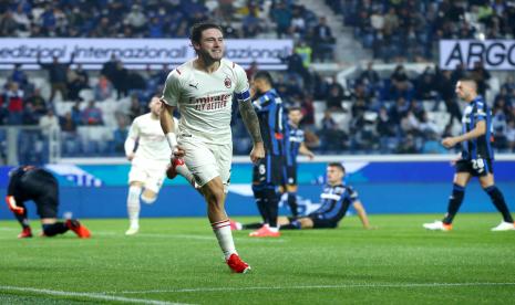 Pemain AC Milan Davide Calabria berselebrasi setelah mencetak gol selama pertandingan sepak bola Serie A Italia antara Atalanta dan AC Milan di Stadion Gewiss di Bergamo, Italia, 3 Oktober 2021. AC Milan unggul 3-2.