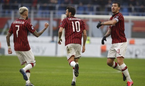 Pemain Milan merayakan Gol Hakan Calhanoglu (tengah).