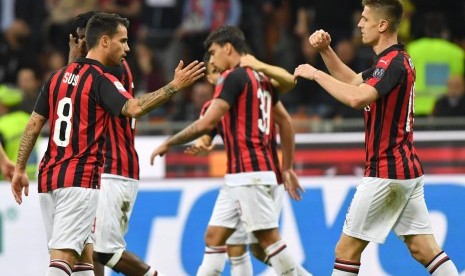 Pemain Milan merayakan kemenangan atas Bologna.