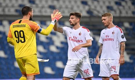 Pemain Milan Simon Kjaer (kanan) Gianluigi Donnarumma (kiri) dan Matteo Gabbia merayakan kemenangan timnya pada pertandingan sepak bola Serie A Italia antara Sassuolo dan Milan di stadion Mapei di Reggio Emilia, Italia, beberapa waktu lalu.. 