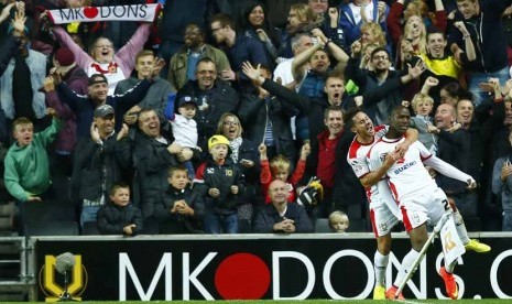 Pemain Milton Keynes Dons, Benik Afobe, melakukan selebrasi golnya usai menjebol gawang Manchester United di laga Piala Liga Inggris di Stadion MK, Milton Keynes, London, Selasa (26/8).