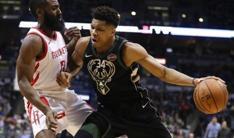 Pemain Milwaukee Bucks, Giannis Antetokounmpo mencoba melakukan drive melewati peman Houston Rockets, James Harden dalam pertandingan yang berlangsung pada (7/3) waktu setempat di Milwaukee. Dalam pertandingan ini Rockets menang 110-99 atas Bucks. 