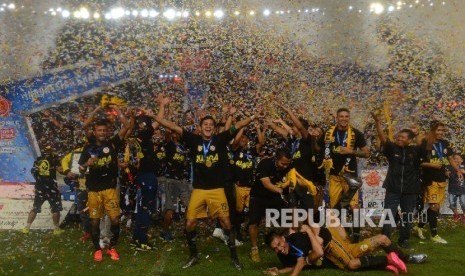   Pemain Mitra Kukar (kuning) berselebrasi setelah laga Final Piala Sudirman yang digelar di Jakarta, Ahad (24/1). malam.