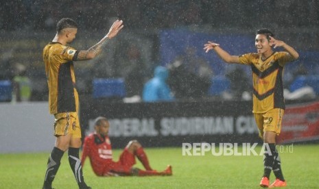 Pemain Mitra Kukar (kuning) berselebrasi setelah laga Final Piala Sudirman yang digelar di Jakarta, Ahad (24/1). malam.