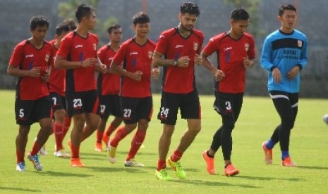 Pemain Mitra Kukar melakukan latihan.