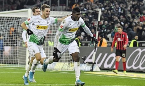 Pemain Moenchengladbach Breel Embolo melakukan selebrasi usai mencetak gol.