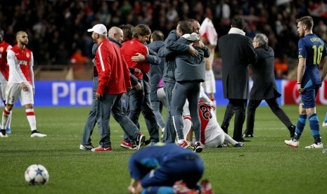 Pemain Monaco meluapkan kegembiraan setelah berhasil lolos ke babak perempatfinal Liga Champions. Meski kalah 0-2 dari Arsenal di leg kedua, Monaco tetap lolos karena menang produktivitas gol di kandang lawan. 