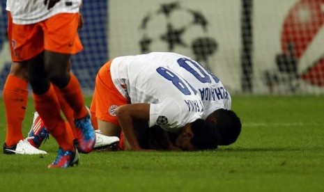 Pemain Montpellier, Karim Ait-Fana dan Younes Belhanda merayakan gol ke gawang Shalke di Liga Champions Eropa