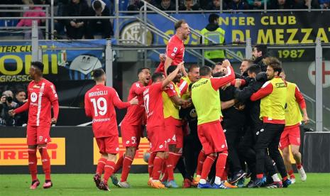 Pemain Monza Luca Caldirola merayakan golnya ke gawang Inter Milan bersama rekan-rekannya dalam lanjutan Serie A Liga Italia.