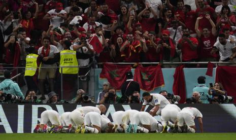 Para pemain Moroko sujud syukur setelah Abdelhamid Sabiri mencetak gol pembuka melawan Belgia selama pertandingan sepak bola Grup F Piala Dunia di Stadion Al Thumama di Doha, Qatar, Ahad, 27 November 2022. Maroko menang 2-0 di laga itu.