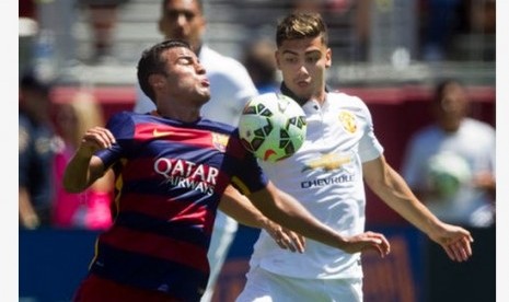 Pemain MU Andreas Pereira berebut bola dengan pemain Barcelona Rafinha.