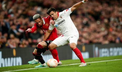 Pemain MU Antony (kiri) berduel dengan penggawa Sevilla Maecos Acuna dalam laga leg pertama Liga Europa di Old Trafford, Jumat (14/4/2023). MU ditahan imbang Sevilla dengan skor 2-2.