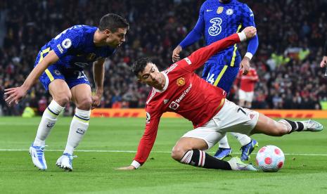 Pemain MU Cristiano Ronaldo (kanan) berebut bola dengan pemain Chelsea Cesar Azpilicueta (kiri) pada pertandingan Liga Inggris di Stadion Old Trafford, Jumat (29/4/2022).