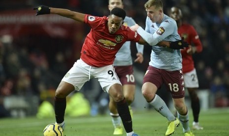 Penyerang Manchester United (MU) Anthony Martial berduel dengan pemain Aston Villa dalam pertandingan di Stadion Old Trafford (ilustrasi). Villa dan MU akan kembali bertemu  pada pertandingan putaran ketiga Piala FA. 