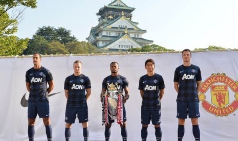 Pemain MU menggunakan seragam baru mereka di sebiah kastil di Osaka Jepang