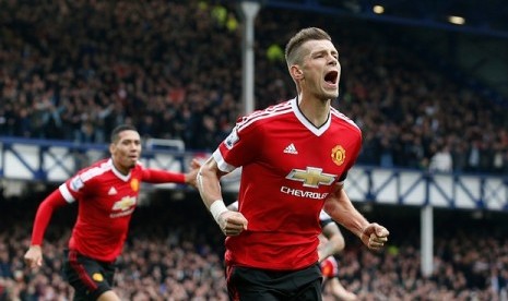 Pemain MU Morgan Schneiderlin merayakan golnya ke gawang Everton.