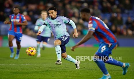 Pemain muda Arsenal Ethan Nwaneri beraksi membawa bola saat menghadapi Brentford di Liga Primer Inggris, Kamis (2/1/2024) dini hari WIB.