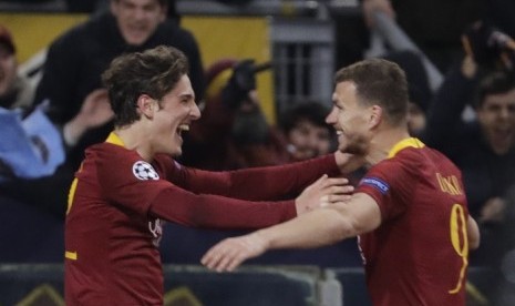 Pemain muda AS Roma Nicolo Zaniolo (kiri) merayakan golnya ke gawang Porto bersama rekannya Edin Dzeko.