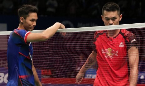 Pemain muda Indonesia, Jonatan Christie (kiri) dan pemegang lima kali juara dunia dan dua medali emas Olimpiade dari Cina, Lin Dan (kanan).