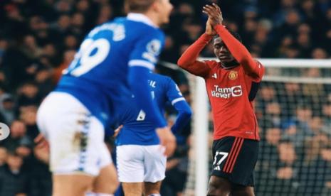 Pemain muda MU Kobbie Mainoo dalam pertandingan tandang ke markas Everton di Stadion Goodison Park, Ahad (26/11/2023) malam. 