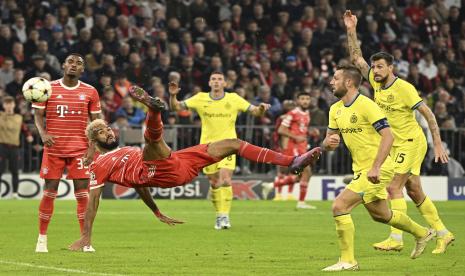  Pemain Munich Eric Maxim Choupo-Moting (kedua dari kiri) gagal menembak ke gawang pada pertandingan sepak bola Grup C Liga Champions antara Bayern Muenchen dan Inter Milan di stadion Allianz Arena , Jerman, Rabu (2/11/2022) dini hari WIB.