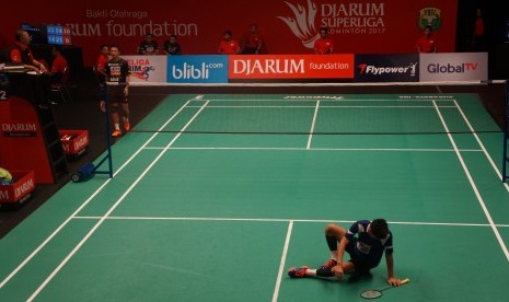 Pemain Mutiara Cardinal, Firman Abdul Kholik sampai jatuh bangun untuk mengalahkan pemain PB Djarum Kudus, Ihsan Maulana Mustofa di babak semifinal Djarum Superliga Badminton 2017, Jumat (25/2).