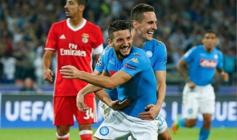 Pemain Napoli Dries Mertens (depan) merayakan golnya ke gawang Benfica.