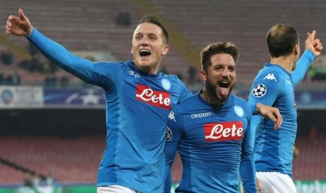 Pemain Napoli Dries Mertens (tengah) merayakan golnya ke gawang Shakhtar Donetsk bersama Piotr Zielinski (kiri) dalam pertandingan Liga Champions, Rabu (22/22) dinihari WIB.