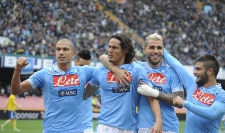 Pemain Napoli, Edinson Cavani (dua dari kiri) saat merayakan gol bersama rekan-rekannya.