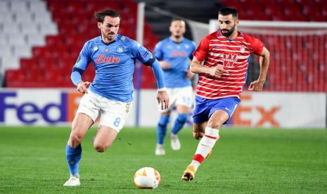 Pemain  Napoli Fabian Ruiz dijaga pemain Granada Maxime Gonalons dalam pertandingan leg pertama 32 besar Liga Europa.