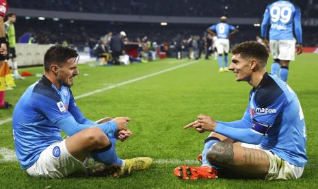 Pemain Napoli  Giovanni Di Lorenzo (kanan) dan Eljif Elmas berselebrasi pada pertandingan sepak bola Serie A antara SSC Napoli dan Juventus FC di stadion Diego Armando Maradona di Naples, Italia, Sabtu (14/1/2023) dini hari WIB.