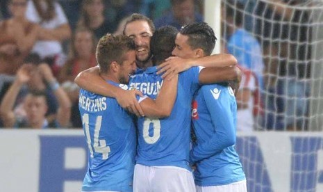 Pemain Napoli, Jonathan De Guzman (dua kanan), melakukan selebrasi usai menjebol gawang Genoa di Stadion Luigi Ferraris, Genoa, Ahad (31/8). 