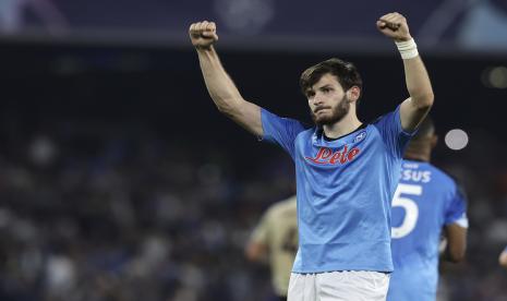 Pemain Napoli Khvicha Kvaratskhelia merayakan gol ketiga timnya dalam pertandingan grup A Liga Champions antara Napoli dan Ajax di stadion Diego Armando Maradona di Naples, Italia, Rabu, 12 Oktober 2022. 