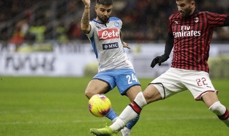 Pemain Napoli Lorenzo Insigne berebut bola dengan pemain Milan Mateo Musacchio dalam pertandingan di Stadion San Siro, Ahad (24/11) dini hari WIB.