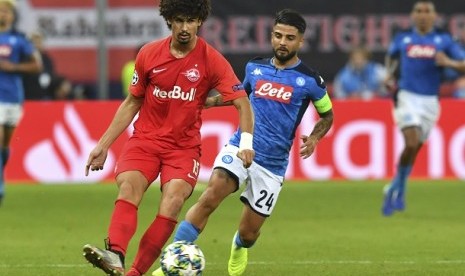 Pemain Napoli Lorenzo Insigne (kanan) berduel dengan pemain RB Salzburg dalam pertandingan ketiga Grup E Liga Champions di Stadion San Paolo, Kamis (24/10) dini hari WIB.