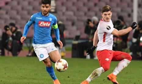 Pemain Napoli Lorenzo Insigne (kiri) berebut bola dengan pemain RB Leipzig, Marcel Sabitzer (kanan). 