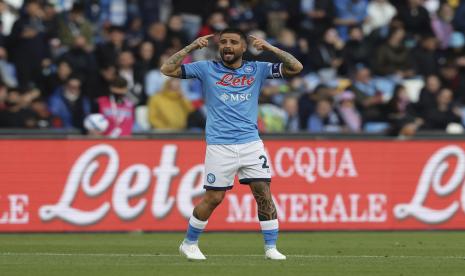 Pemain Napoli Lorenzo Insigne merayakan mencetak gol pembuka timnya selama pertandingan sepak bola Serie A antara Napoli dan Roma, di stadion Diego Armando Maradona di Naples, Senin, 18 April 2022. 