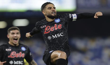 Pemain Napoli Lorenzo Insigne merayakan setelah mencetak gol kedua timnya selama pertandingan sepak bola Serie A Italia antara Napoli dan Bologna di stadion Diego Armando Maradona di Naples, Italia, Kamis, 28 Oktober 2021.