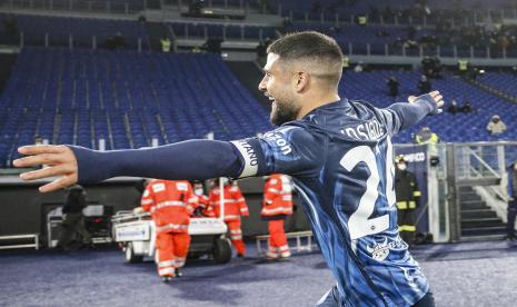 Pemain Napoli Lorenzo Insigne merayakan setelah mencetak keunggulan 1-0 selama pertandingan sepak bola Serie A Italia antara Lazio dan Napoli di Stadion Olimpico di Roma, Italia, Senin (28/2/2022) dini hari WIB. 