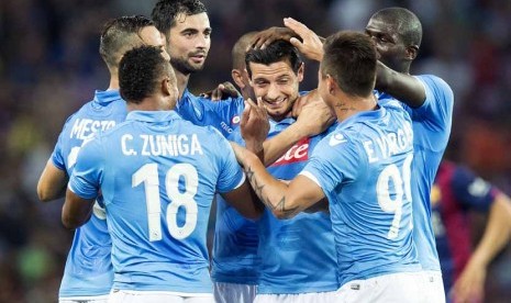 Pemain Napoli melakukan selebrasi. 