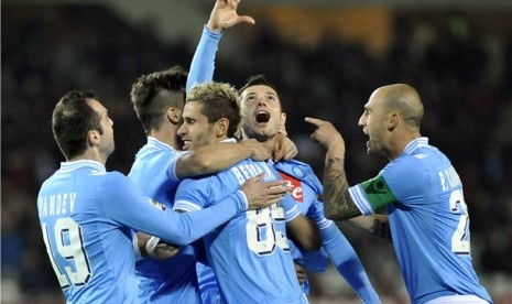 Pemain Napoli melakukan selebrasi gol dalam laga Serie A Italia. 