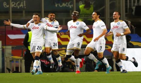 Pemain Napoli Piotr Zielinski bersama rekannya merayakan gol ke gawang Barcelona di babak 32 besar Liga Europa 2021/2022, Jumat (18/2/2022).. 