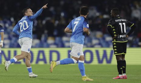 Pemain Napoli Piotr Zielinski, kiri, merayakan setelah mencetak gol pada pertandingan sepak bola Serie A Italia antara Napoli dan Empoli di Stadion Diego Armando Maradona di Naples, Italia, Selasa, 8 November 2022. 