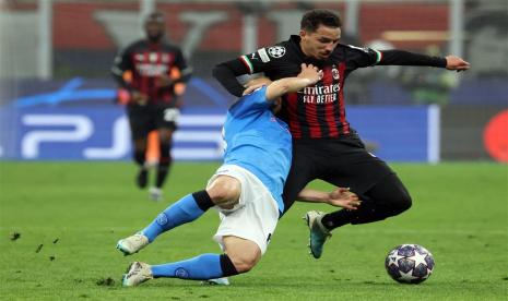 Pemain Napoli Stanislav Lobotka (kiri) berjibaku menghadapi penggawa AC Milan Ismael Bennacer pada laga perempat final Liga Champions 2022/2023, di Stadion Giuseppe Meazza, Kamis (13/4/2023). 