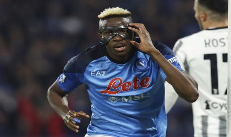  Bomber Napoli Victor Osimhen. Osimhen selalu tampil dengan topeng bak Black Panther. 