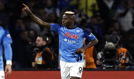 Striker Napoli, Victor Osimhen, berselebrasi setelah mencetak gol. PSG mengarahkan radar pada Osimhen guna antisipasi kepergian Lionel Messi dan Kylian Mbappe.